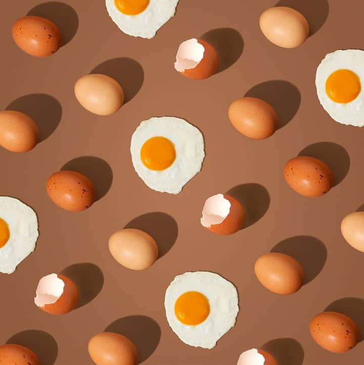 آیا خوردن تخم مرغ خام بیخطر است؟ آیا خوردن تخم مرغ خام بیخطر است؟