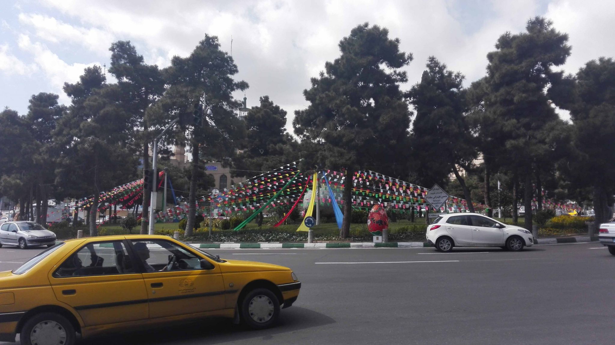 ماجرای سقوط ستون آهنی در میدان کاج + فیلم ماجرای سقوط ستون آهنی در میدان کاج + فیلم