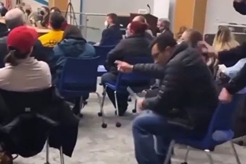 اخراج فرد بدون ماسک از جلسه والدین مدرسه ای در نیویورک + فیلم اخراج فرد بدون ماسک از جلسه والدین مدرسه ای در نیویورک + فیلم