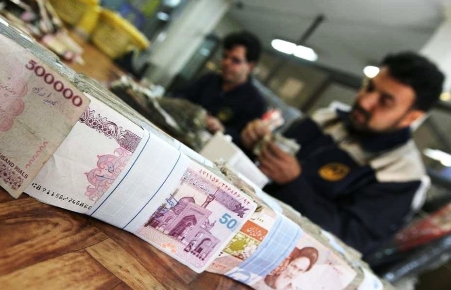 چه کسانی ٨٠٠ هزار تومان عیدی می گیرند؟ چه کسانی ٨٠٠ هزار تومان عیدی می گیرند؟