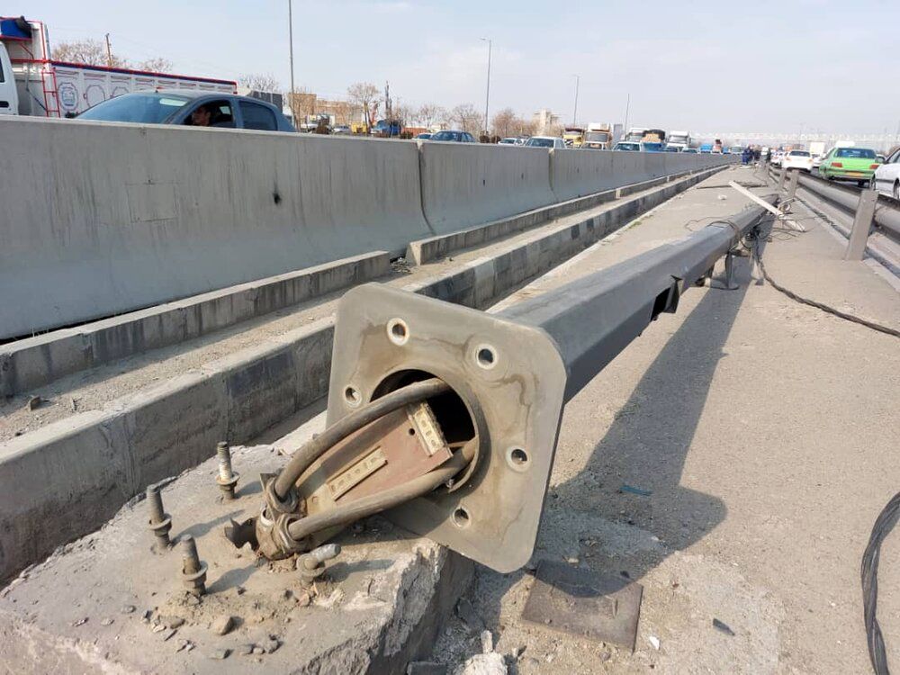 سارقان پیچ های چراغ برق: پیچ ها را با دست باز می کردیم! سارقان پیچ های چراغ برق: پیچ ها را با دست باز می کردیم!