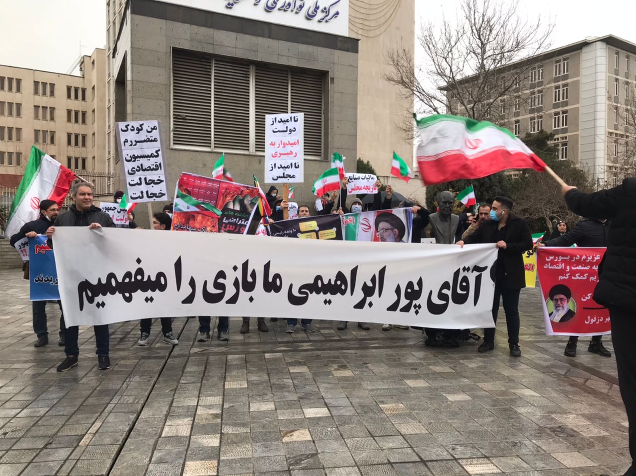 نوک پیکان حملات بورسی ها متوجه مجلس است + فیلم نوک پیکان حملات بورسی ها متوجه مجلس است + فیلم
