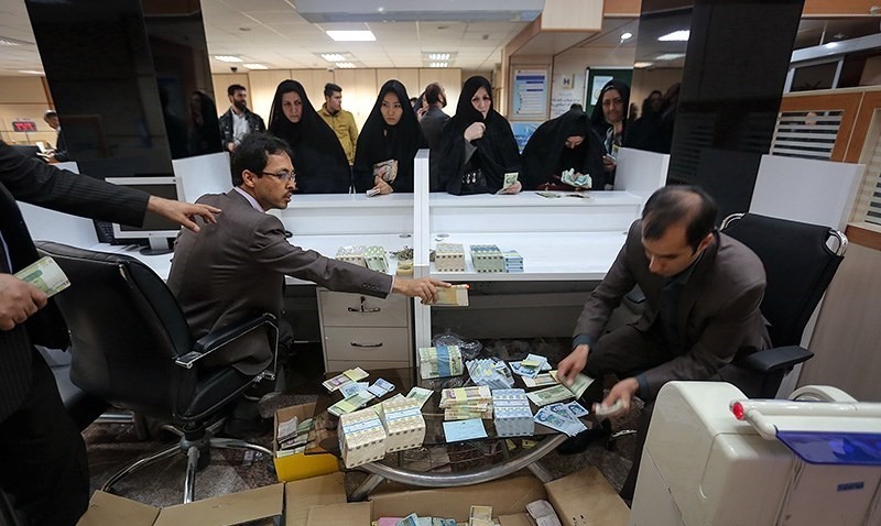چه کسانی میتوانند وام بدون ضامن بگیرند؟ + اینفوگرافیک چه کسانی میتوانند وام بدون ضامن بگیرند؟ + اینفوگرافیک
