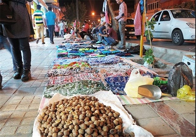 مغازه دارها هم در شب عید دستفروش شدند مغازه دارها هم در شب عید دستفروش شدند