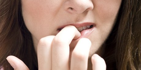 مضرات جویدن ناخن برای سلامت مضرات جویدن ناخن برای سلامت