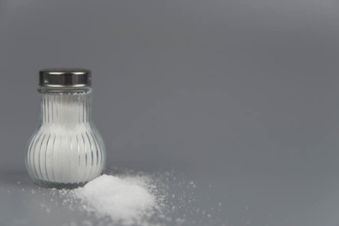 علت خوردن بیش از حد نمک در برخی افراد چیست؟ علت خوردن بیش از حد نمک در برخی افراد چیست؟