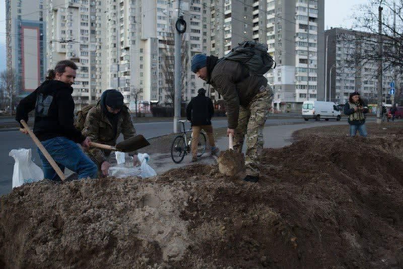سنگرهای دفاعی نیروهای اوکراین در ورودی های کی یف + فیلم سنگرهای دفاعی نیروهای اوکراین در ورودی های کی یف + فیلم