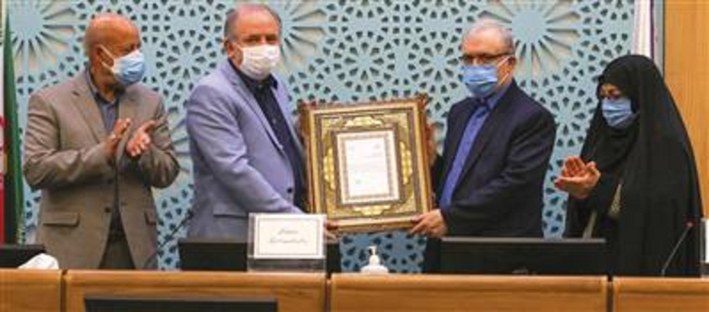 تقدیر وزیر بهداشت از حمایتهای مالی و تجهیزاتی فولاد مبارکه در پیشگیری، مهار و درمان کرونا تقدیر وزیر بهداشت از حمایتهای مالی و تجهیزاتی فولاد مبارکه در پیشگیری، مهار و درمان کرونا