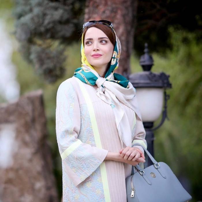 بهنوش طباطبایی در ماشین شخصی اش + عکس بهنوش طباطبایی در ماشین شخصی اش + عکس