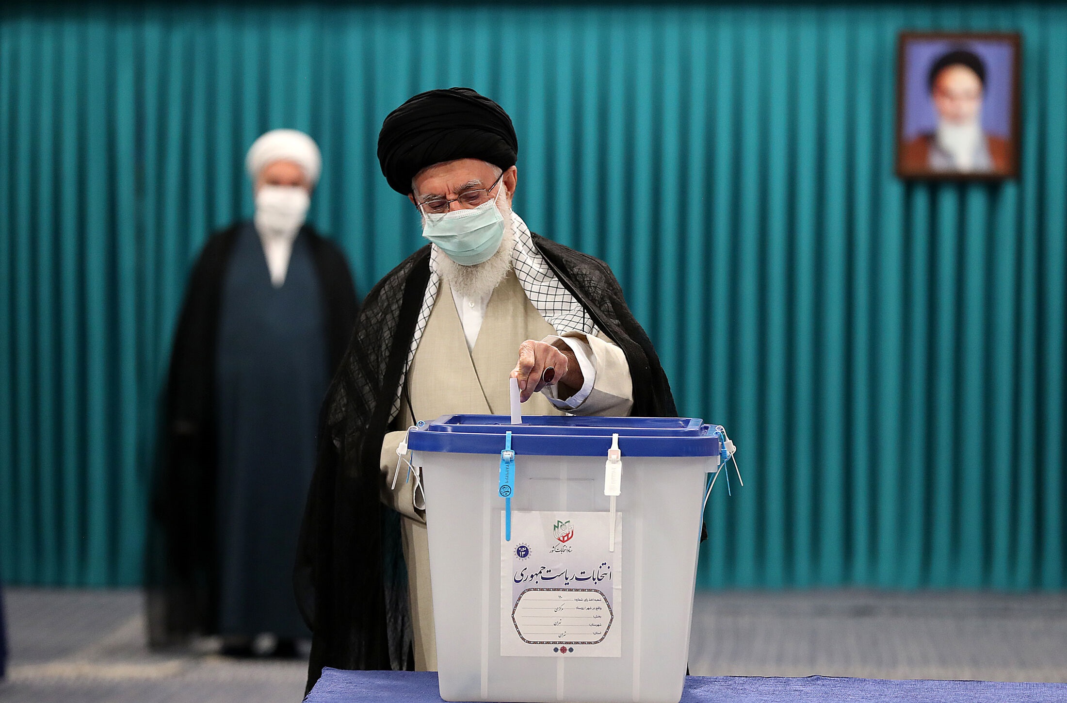 رهبر معظم انقلاب رای خود را به صندوق انداختند رهبر معظم انقلاب رای خود را به صندوق انداختند