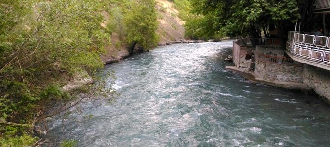 نجات ۵خانواده گرفتار شده در رودخانه کرج نجات ۵خانواده گرفتار شده در رودخانه کرج