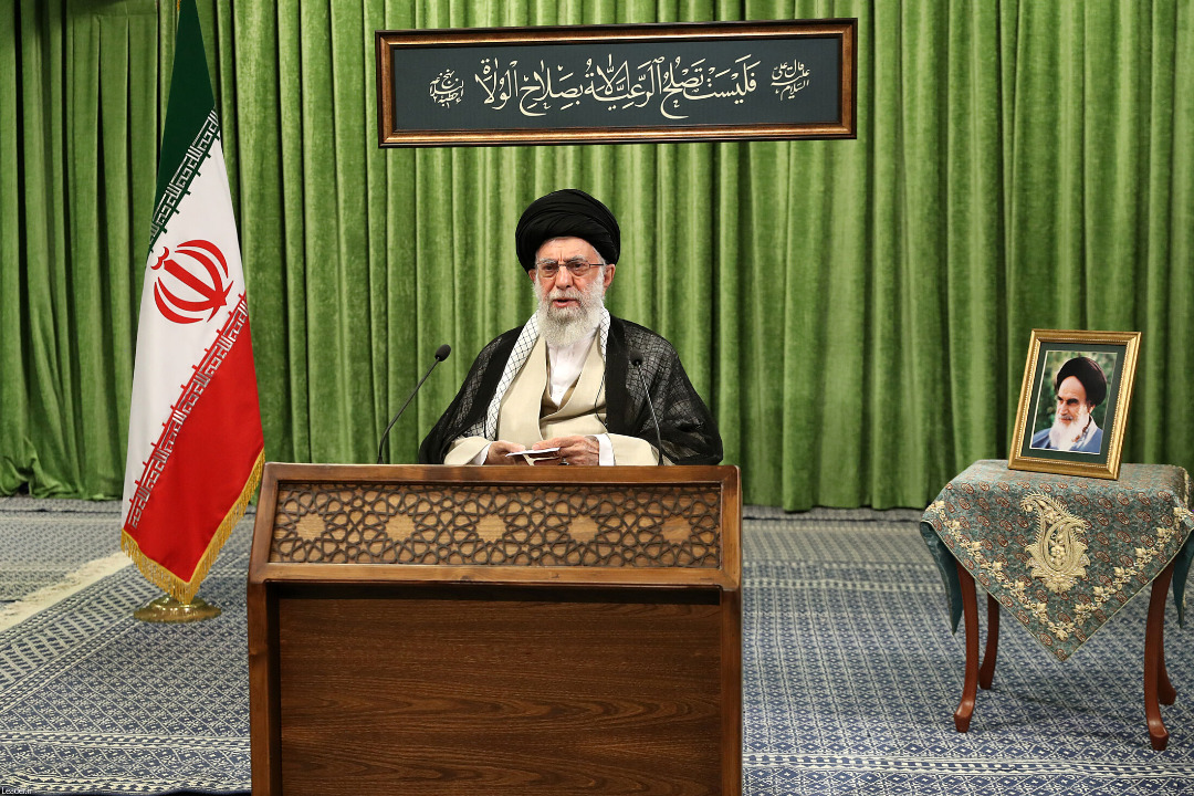 پیام حدیث نصب شده در محل سخنرانی رهبر انقلاب