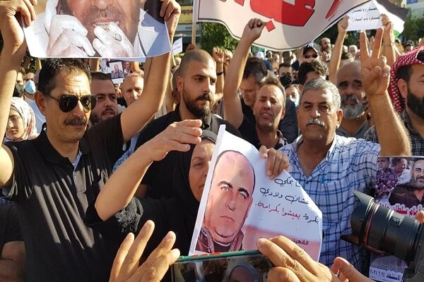 فلسطینی ها خواستار کناره گیری محمود عباس شدند فلسطینی ها خواستار کناره گیری محمود عباس شدند