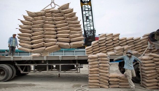 دلالان مخالف عرضه سیمان در بورس کالا هستند