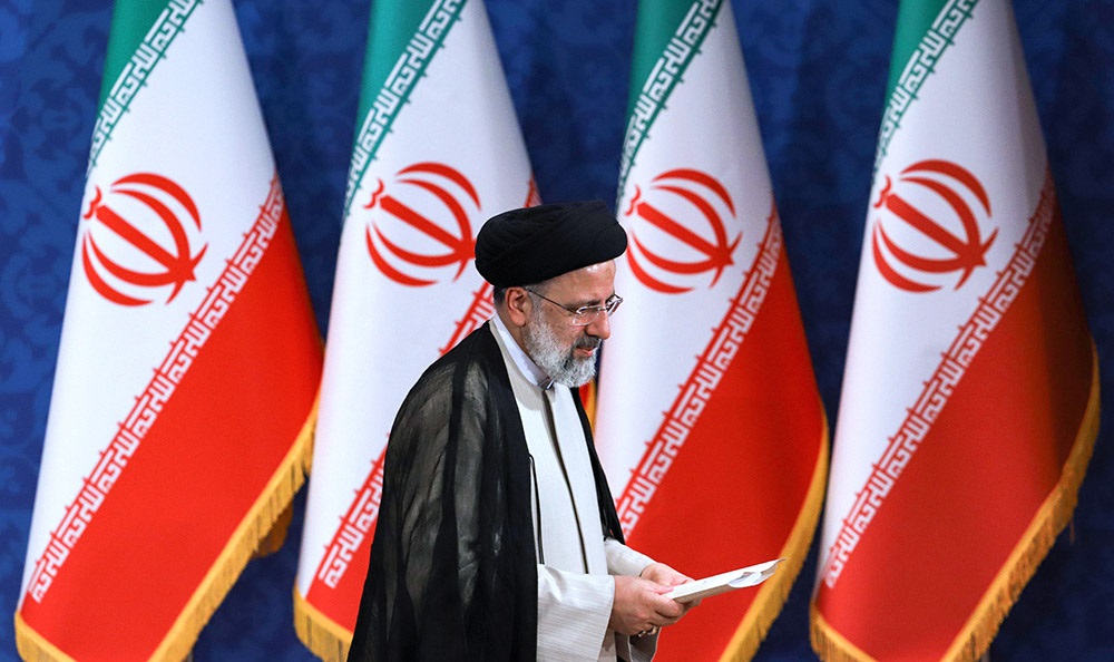 پوست خربزه زیر پای رییسی / آیا آقای رییسی که میگفت مشکل از نظام بانکی ماست، بانکداری خصوصی و مدیریت بانک پاسارگاد را الگوی نظام بانکی می داند؟ پوست خربزه زیر پای رییسی / آیا آقای رییسی که میگفت مشکل از نظام بانکی ماست، بانکداری خصوصی و مدیریت بانک پاسارگاد را الگوی نظام بانکی می داند؟