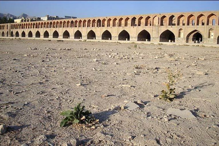 با این روند آبی، اصفهان تا ۱۰ سال آینده خالی از سکنه می شود با این روند آبی، اصفهان تا ۱۰ سال آینده خالی از سکنه می شود