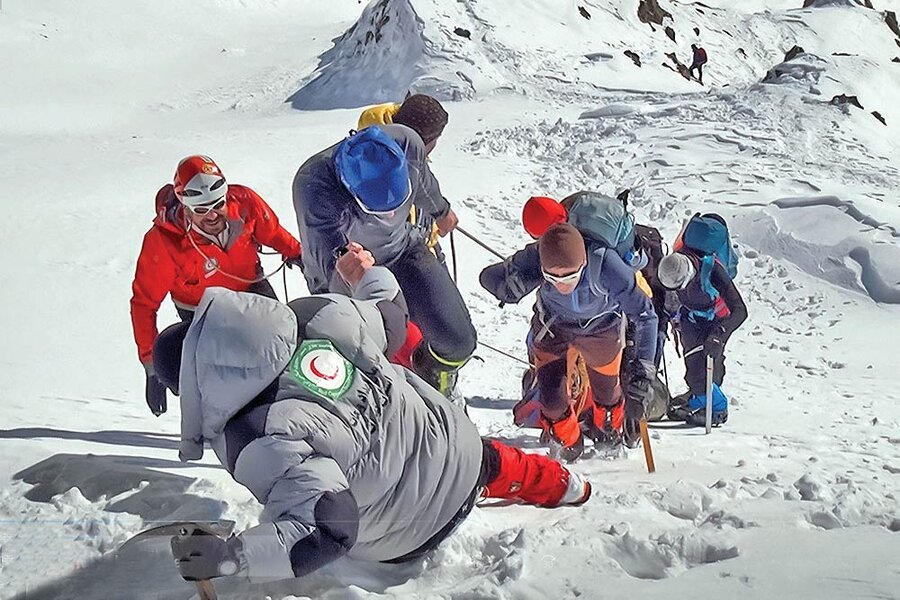جست و جو برای یافتن کوهنورد گمشده در دماوند جست و جو برای یافتن کوهنورد گمشده در دماوند