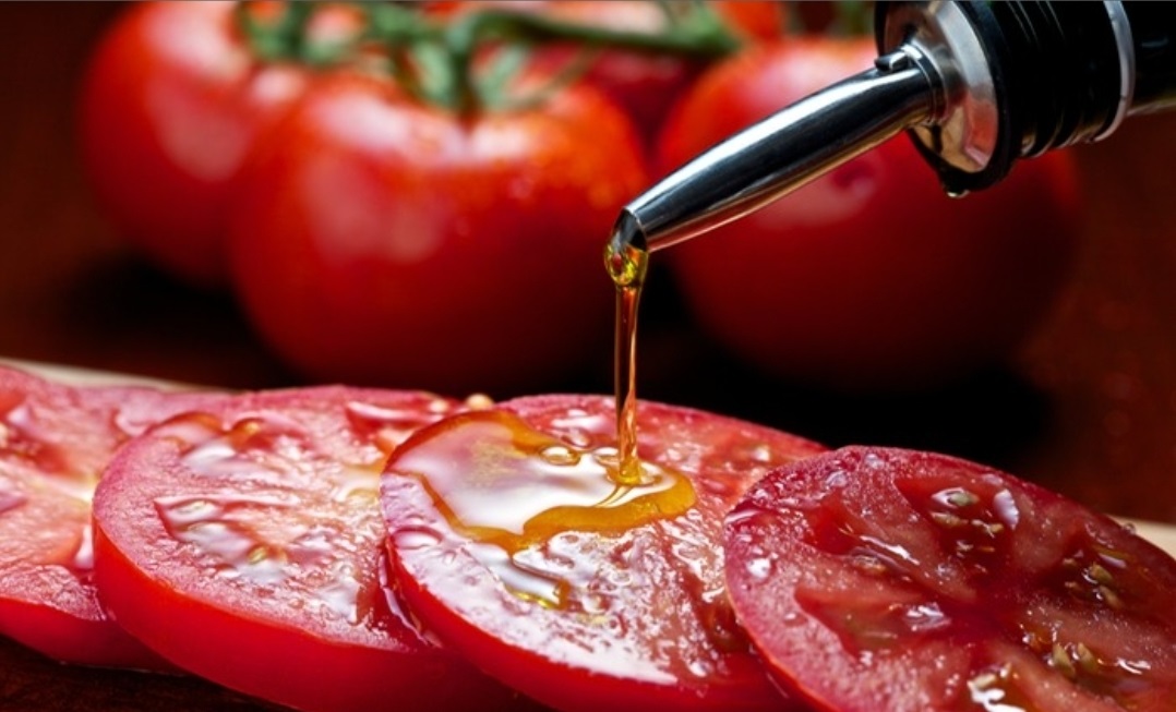 پیشگیری از بیماری های قلبی با رژیم غذایی غنی از روغن زیتون و گوجه پیشگیری از بیماری های قلبی با رژیم غذایی غنی از روغن زیتون و گوجه