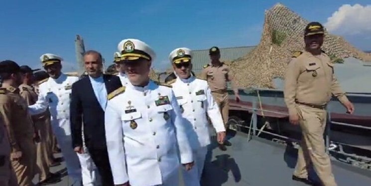 شناور پوتین در اختیار فرمانده نیروی دریایی ایران شناور پوتین در اختیار فرمانده نیروی دریایی ایران