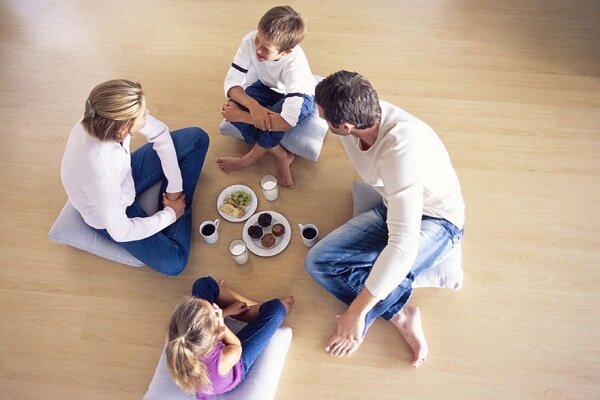 چرا میگن موقع خوردن غذا صحبت نکنید؟ چرا میگن موقع خوردن غذا صحبت نکنید؟