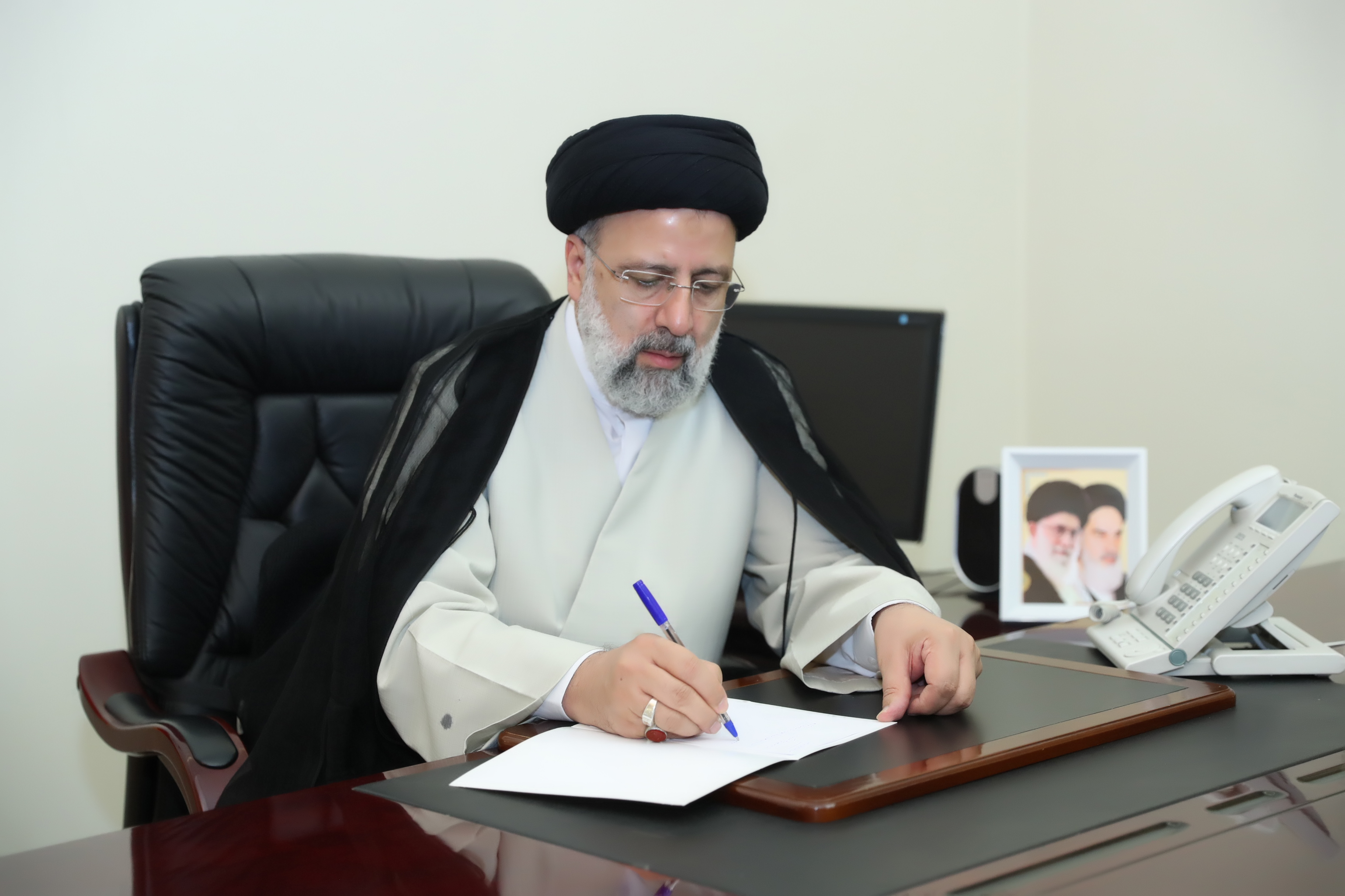 رییسی انتصاب جانشین جدید رییس ستاد کل نیروهای مسلح را تبریک گفت رییسی انتصاب جانشین جدید رییس ستاد کل نیروهای مسلح را تبریک گفت