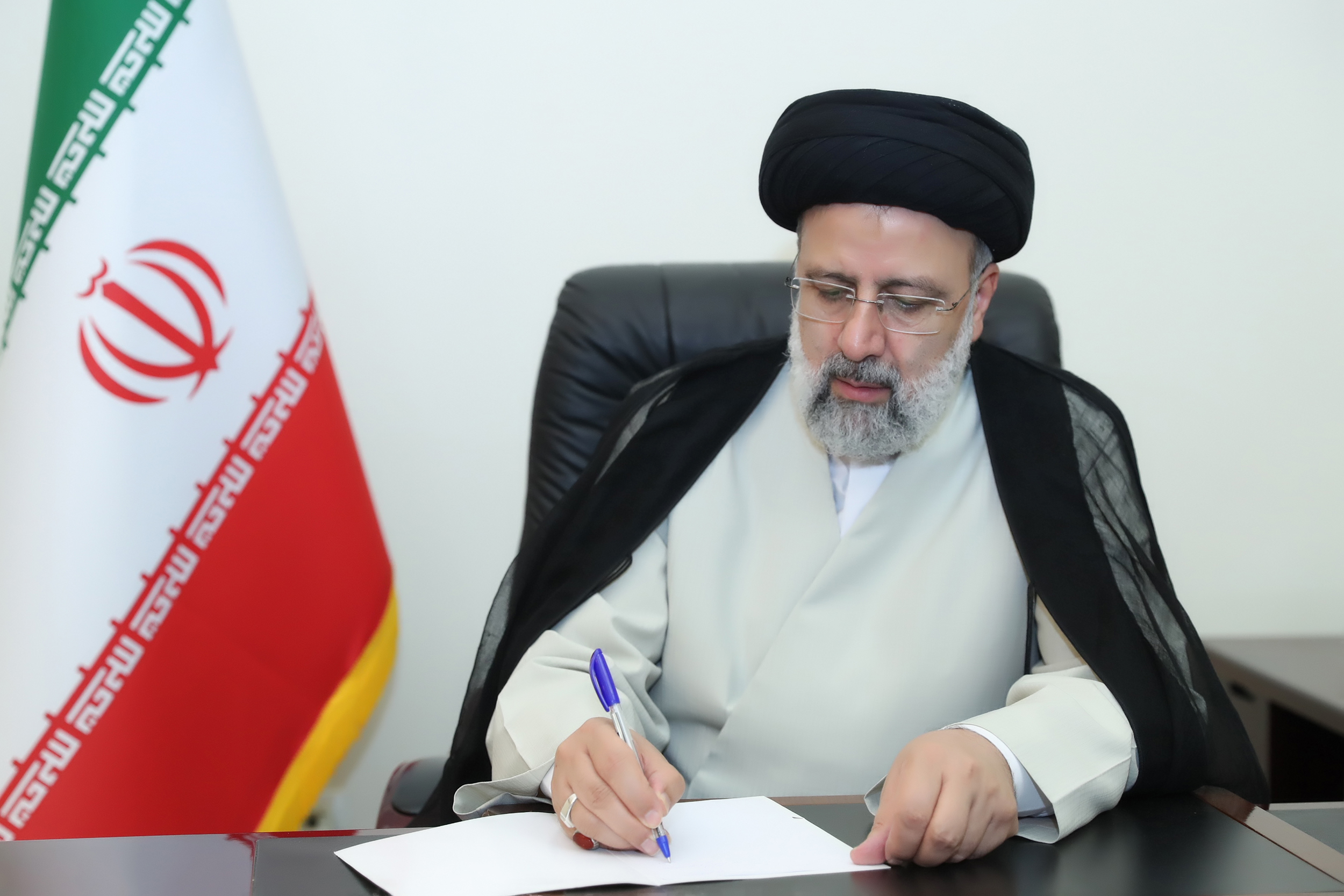 رییسی انتصاب فرمانده جدید نیروی هوایی ارتش را تبریک گفت رییسی انتصاب فرمانده جدید نیروی هوایی ارتش را تبریک گفت