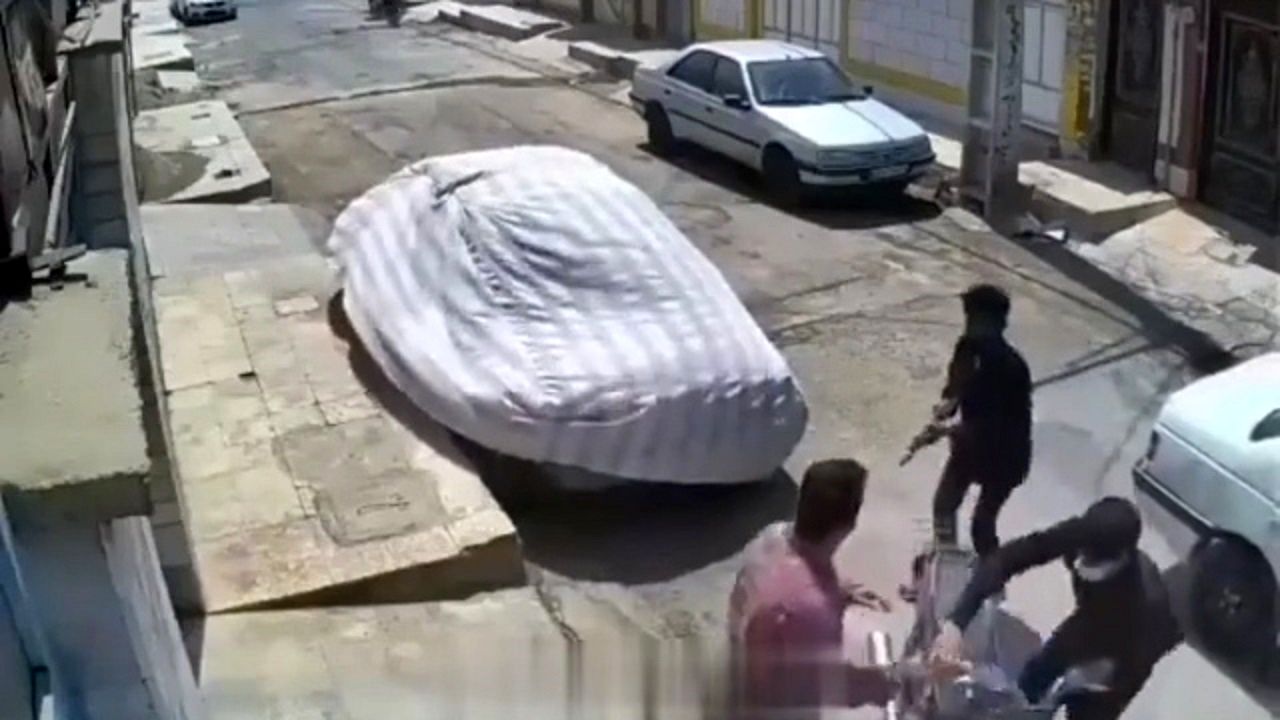 لحظه هولناک سرقت مسلحانه یک موتورسیکلت + فیلم