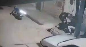 سرقت و زورگیری وحشیانه دو سارق از یک زن در بروجرد + فیلم