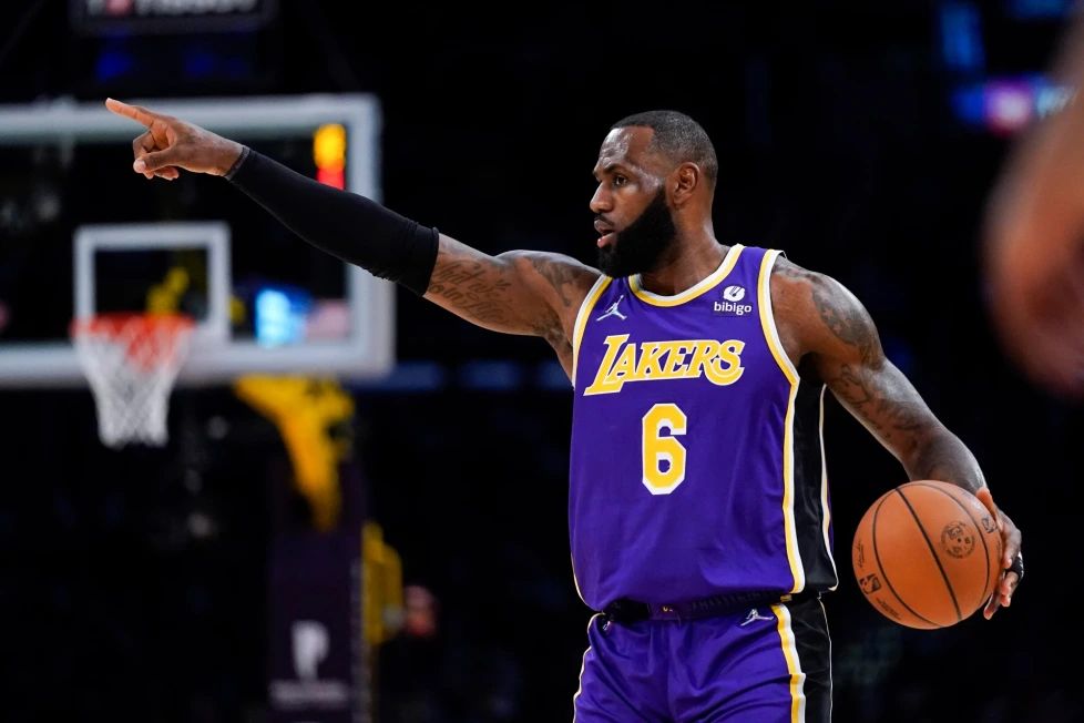 بسکتبال حرفه ای NBA / درخشش لبرون جیمز و یارانش بسکتبال حرفه ای NBA / درخشش لبرون جیمز و یارانش