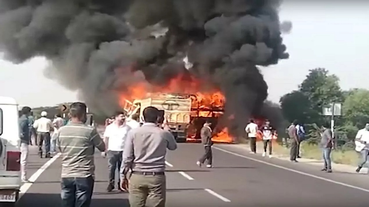 برخورد اتوبوس با کامیون در هند ۱۲کشته بر جای گذاشت + فیلم برخورد اتوبوس با کامیون در هند ۱۲کشته بر جای گذاشت + فیلم