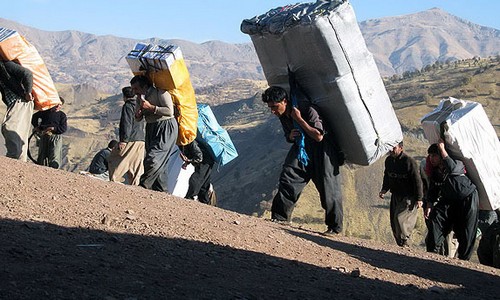 کولبری برای ۴۰۰ هزار تومان! کولبری برای ۴۰۰ هزار تومان!