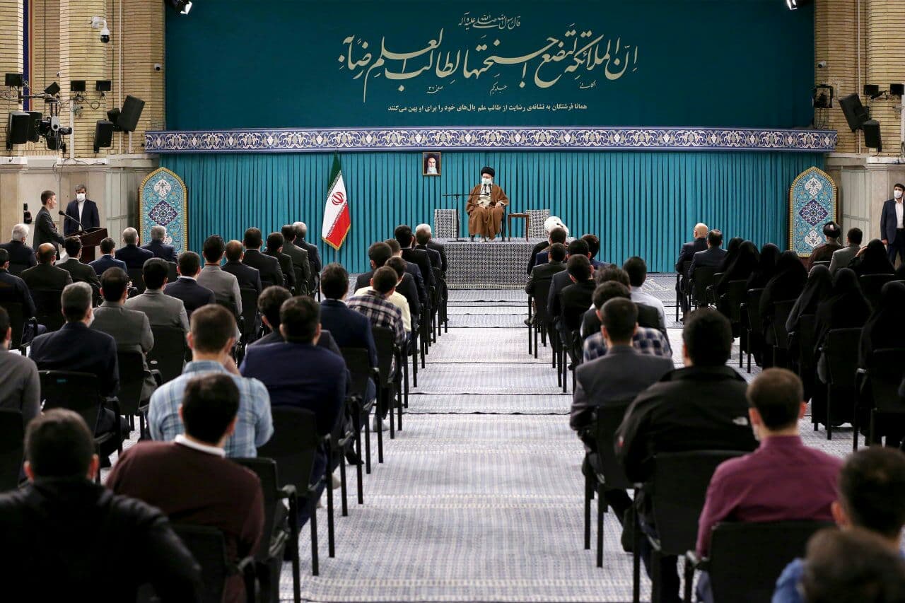استعمارگران می خواهند ملت ما را از استعدادشان غافل کنند / تشویق جوانان به ترک کشور خیانت است استعمارگران می خواهند ملت ما را از استعدادشان غافل کنند / تشویق جوانان به ترک کشور خیانت است