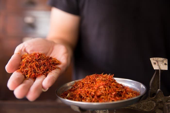 آشنایی با خواص و عوارض گیاه گلرنگ آشنایی با خواص و عوارض گیاه گلرنگ