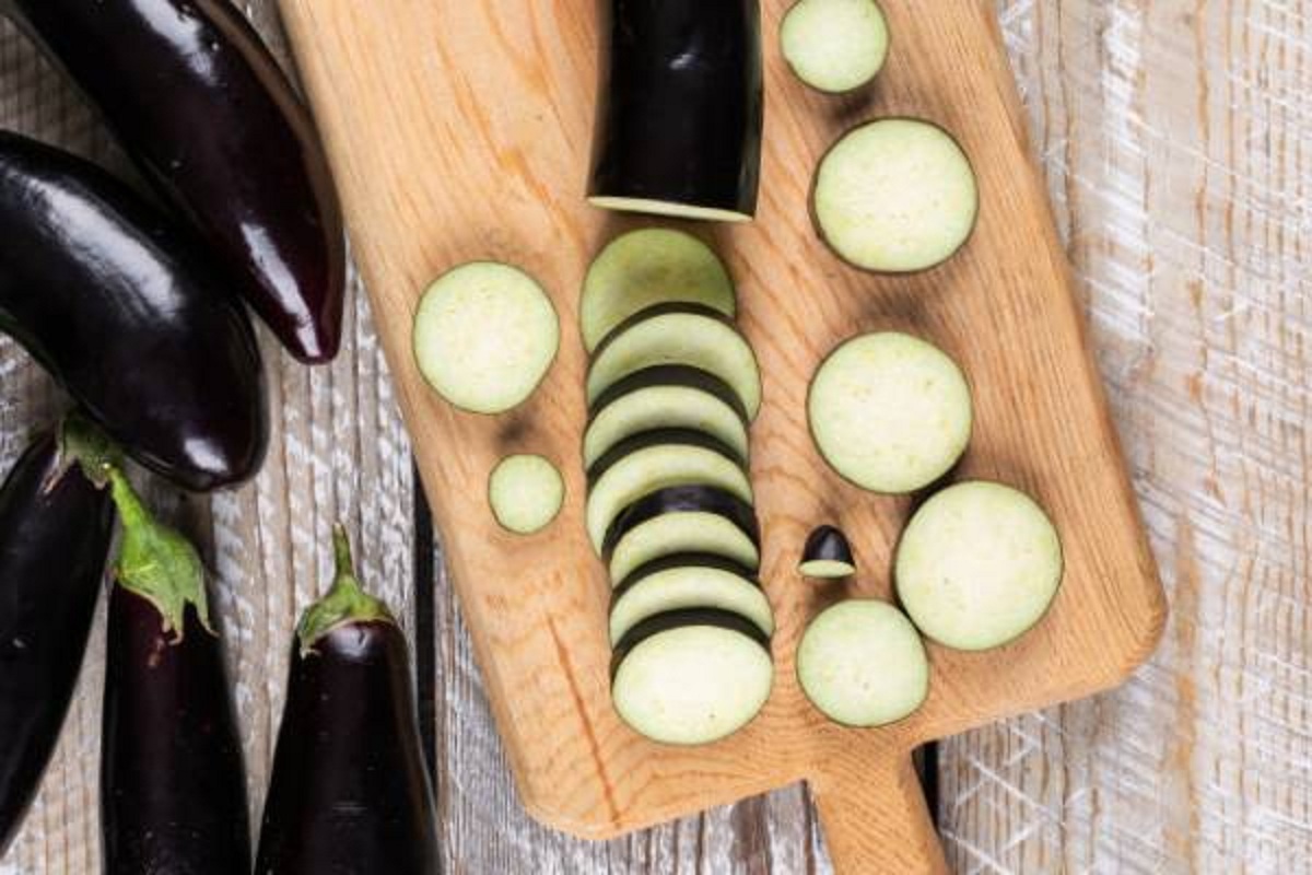 بادمجان کلسترول بالای خون را کنترل می کند بادمجان کلسترول بالای خون را کنترل می کند