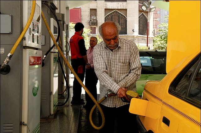 عرضه بنزین ۱۵۰۰تومانی در ۱۰۰جایگاه سوخت در تهران عرضه بنزین ۱۵۰۰تومانی در ۱۰۰جایگاه سوخت در تهران