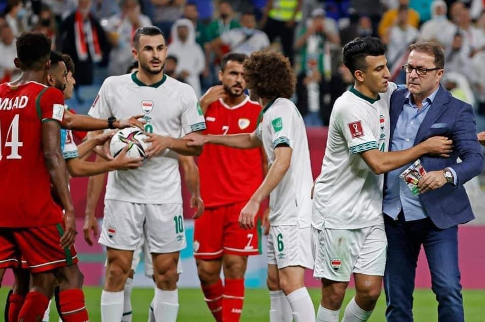 رفتار عجیب مربی عراق سوژه شد + عکس