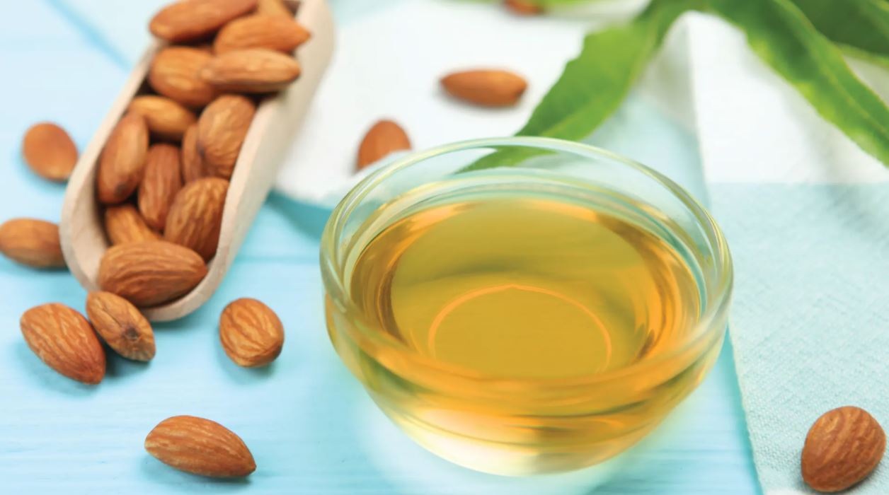 فواید شگفت انگیز روغن بادام برای پوست و مو فواید شگفت انگیز روغن بادام برای پوست و مو