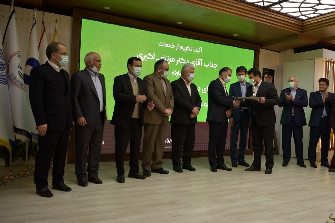 تقدیر از خدمات ۵ساله مرتضی اکبری در بانک قرضالحسنه مهر ایران تقدیر از خدمات ۵ساله مرتضی اکبری در بانک قرضالحسنه مهر ایران