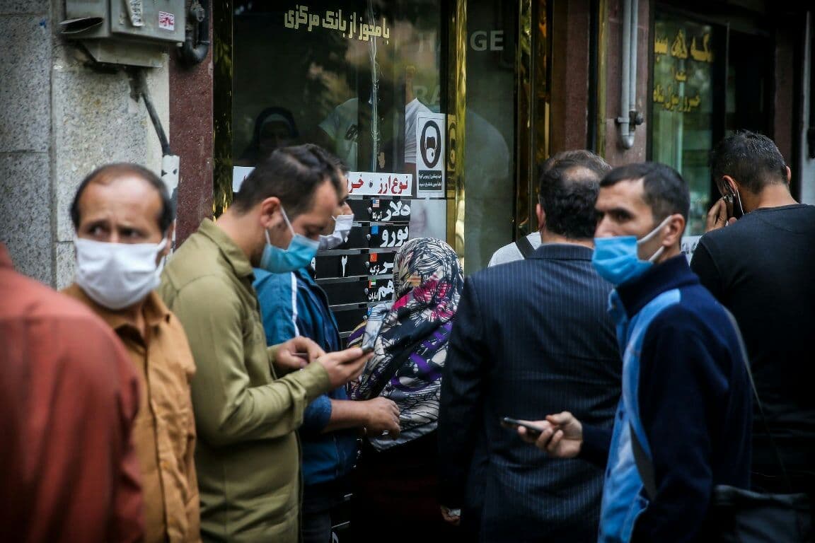 سود چند میلیونی خریداران دلار در یک روز! / اختلاف قیمت ۱۶۰۰تومانی علت شلوغی صرافی ها