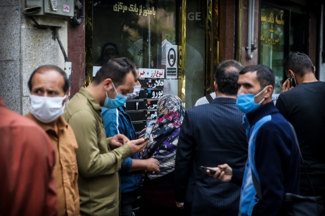 جمع شدن صف دلار شدنی است؟ / امکان دور زدن بخشنامه بانک مرکزی جمع شدن صف دلار شدنی است؟ / امکان دور زدن بخشنامه بانک مرکزی