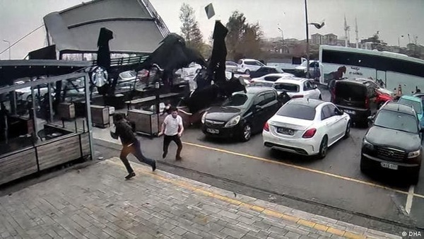 طوفان شدید در استانبول ۴ کشته بر جا گذاشت طوفان شدید در استانبول ۴ کشته بر جا گذاشت