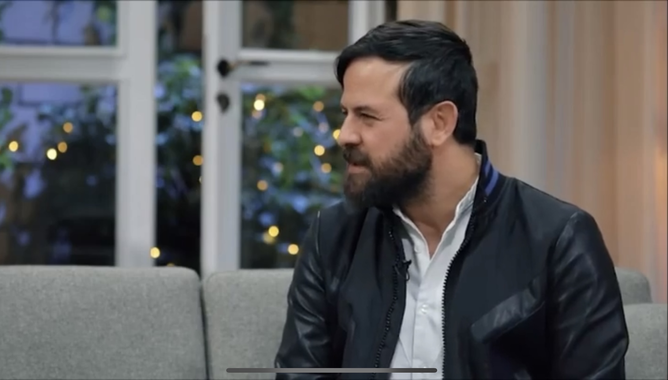کل کل خنده دار هومن سیدی و «پشه» در برنامه «مهمونی» + فیلم کل کل خنده دار هومن سیدی و «پشه» در برنامه «مهمونی» + فیلم