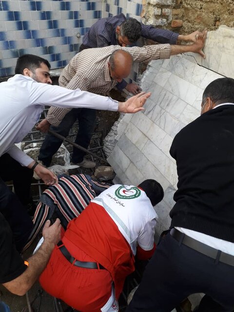 نجات مصدوم گرفتار شده زیر آوار ساختمان نجات مصدوم گرفتار شده زیر آوار ساختمان