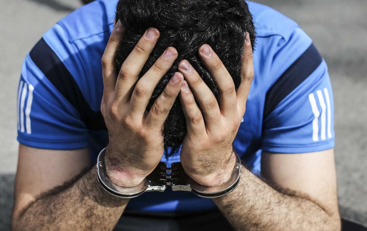 دختر مالباخته، همدست سارق کیفش شد دختر مالباخته، همدست سارق کیفش شد