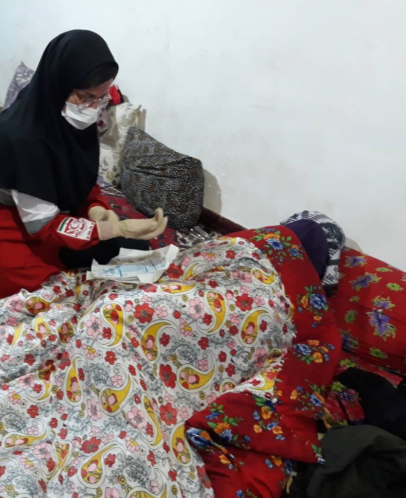 تصاویر عملیات نفس گیر نجات زن باردار از برف ۲ متری تصاویر عملیات نفس گیر نجات زن باردار از برف ۲ متری