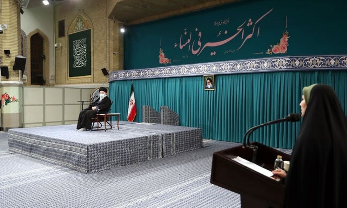 نصب حدیث معنادار در محل سخنرانی رهبر معظم انقلاب + عکس نصب حدیث معنادار در محل سخنرانی رهبر معظم انقلاب + عکس