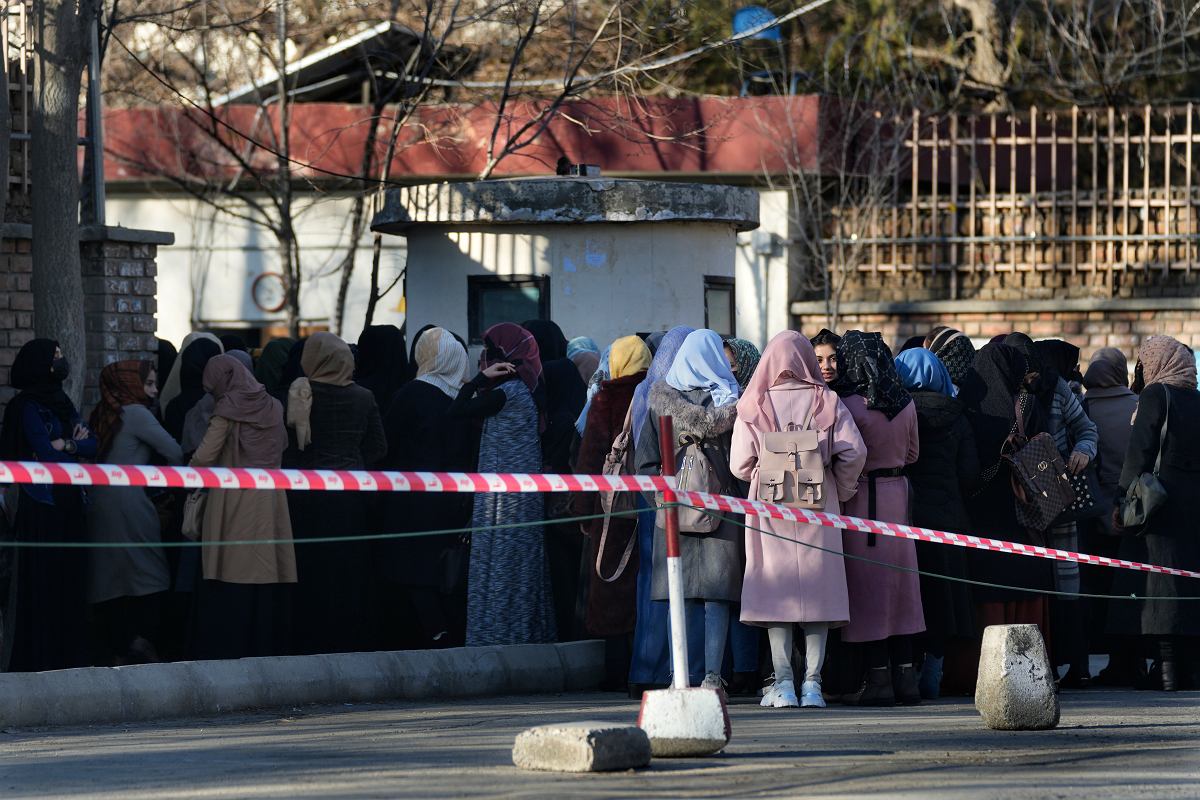 اعتراض به «آپارتاید جنسیتی» طالبان علیه زنان افغانستان / بیش از ۶۰ استاد دانشگاه استعفا کردند اعتراض به «آپارتاید جنسیتی» طالبان علیه زنان افغانستان / بیش از ۶۰ استاد دانشگاه استعفا کردند