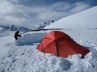 دانستنی های سفر زمستانی؛ چگونه در برف کمپ بزنیم؟ دانستنی های سفر زمستانی؛ چگونه در برف کمپ بزنیم؟