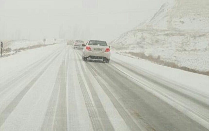 ترافیک سنگین در برخی محورها / در این جاده ها برف می بارد ترافیک سنگین در برخی محورها / در این جاده ها برف می بارد