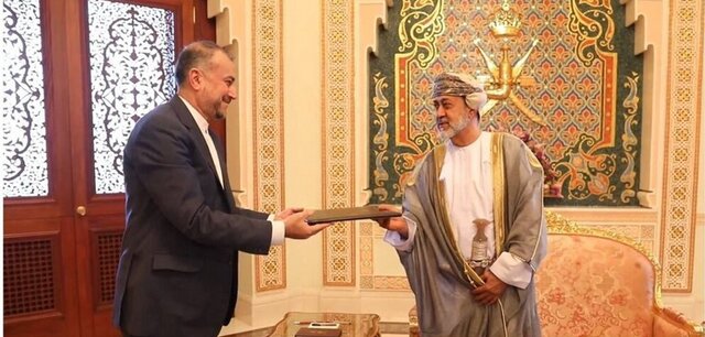 تسلیم پیام مکتوب رییسی به سلطان عمان تسلیم پیام مکتوب رییسی به سلطان عمان